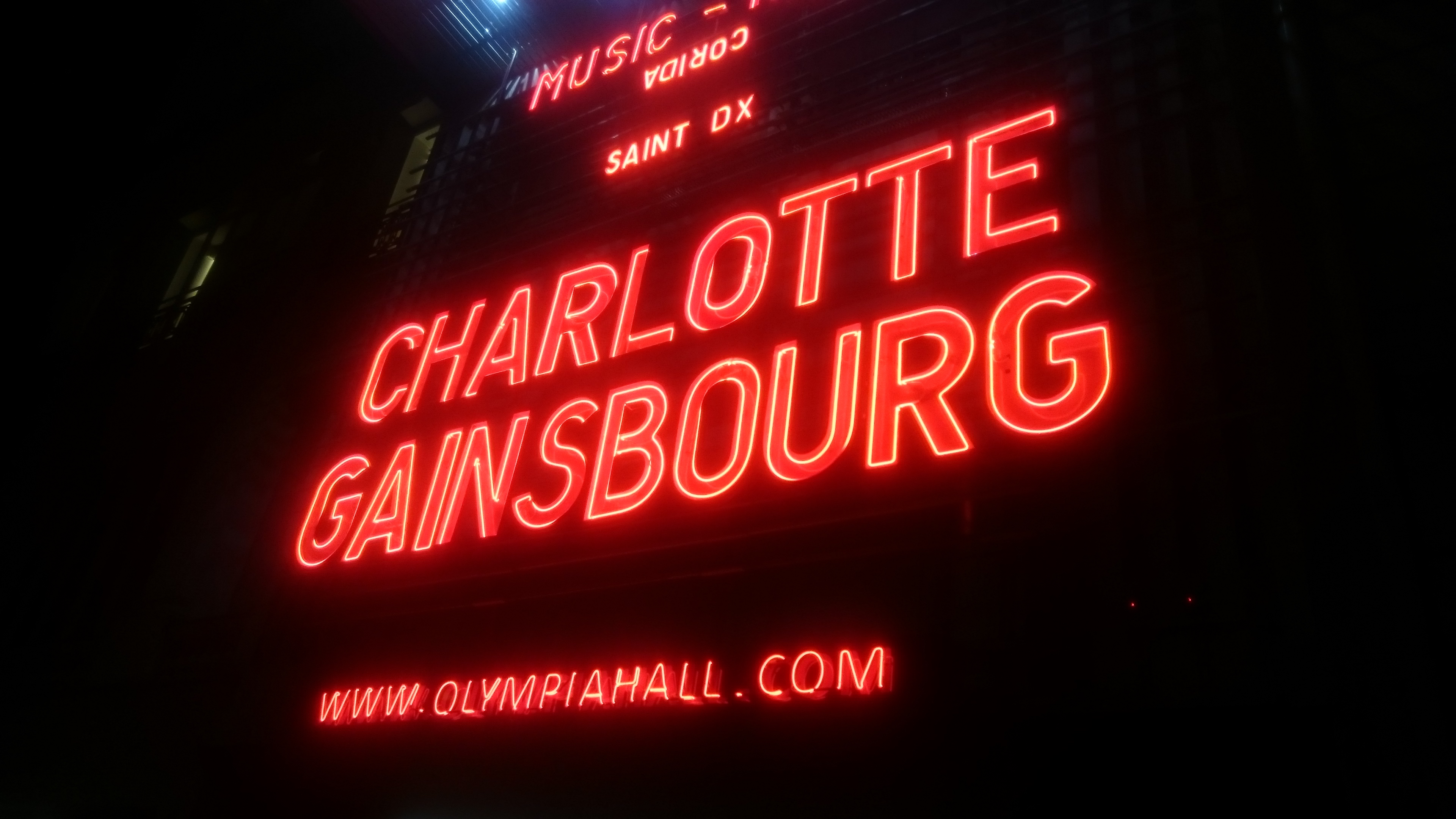 Charlotte Gainsbourg, cachée en pleine lumière sur la scène de l’Olympia