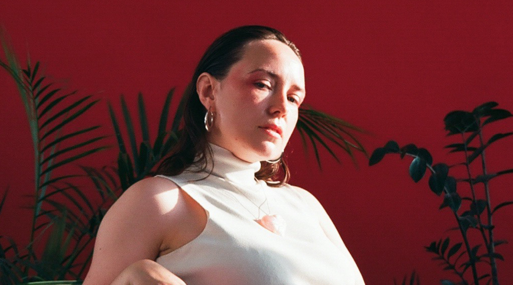 Laura Groves annonce un nouvel EP avec le flamboyant Infinite Wisdom