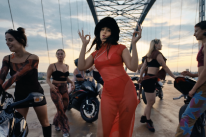 Rosalía rend hommage à Daddy Yankee avec le puissant SAOKO