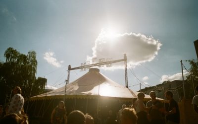 L’histoire de notre addiction tardive au Micro Festival, et ce qu’on veut y voir cette année